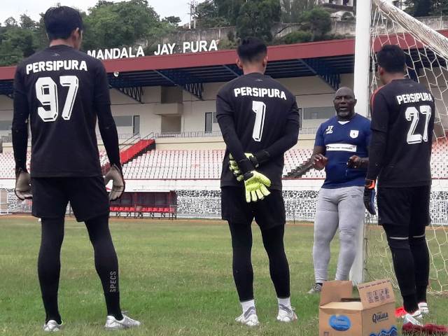 Jacksen Tiago saat berdiskusi dengan para penjaga gawang Persipura di Stadion Mandala Jayapura. Foto: Medcom.id/Media Officer Persipura