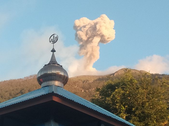 Gunung Ile Lewotolok Erupsi Keluarkan Lava Pijar