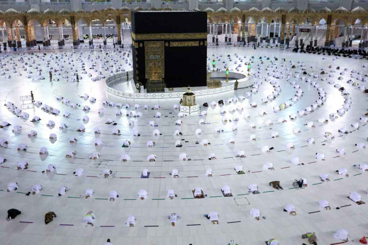 Potret Salat Tarawih di Masjidil Haram dengan Terapkan Prokes