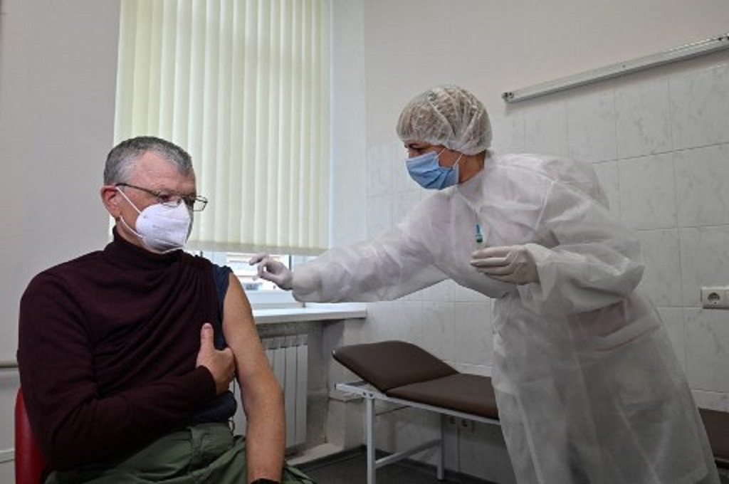 Tenaga kesehatan menyuntikkan vaksin Covid-19 ke seorang warga di Kiev, Ukraina pada 7 April 2021. (Genya SAVILOV / AFP)
