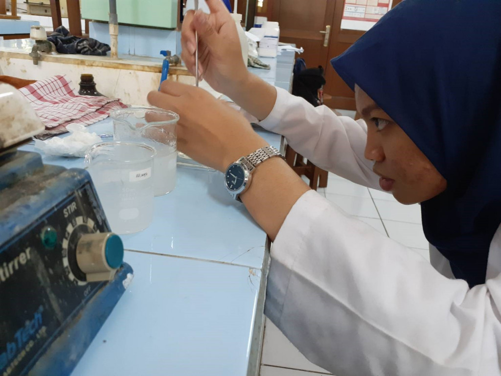 Salah satu mahasiswa bimbingan Ganden sedang melakukan penelitian di Laboratorium Kimia Analitik FST UNAIR. Dok Humas Unair