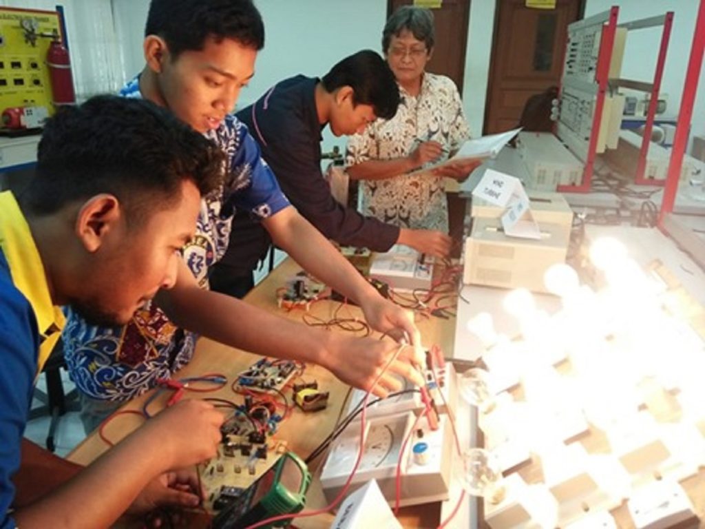 Pengujian rangkaian di laboratorium Departemen Teknik Elektro ITS. Foto: Dok Humas ITS.