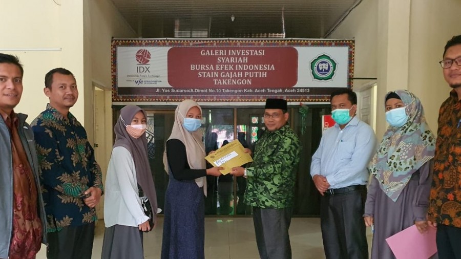 Rektor IAIN Takengon saat memberikan bantuan modal usaha kepada mahasiswa. Foto: Dok. Kemenag