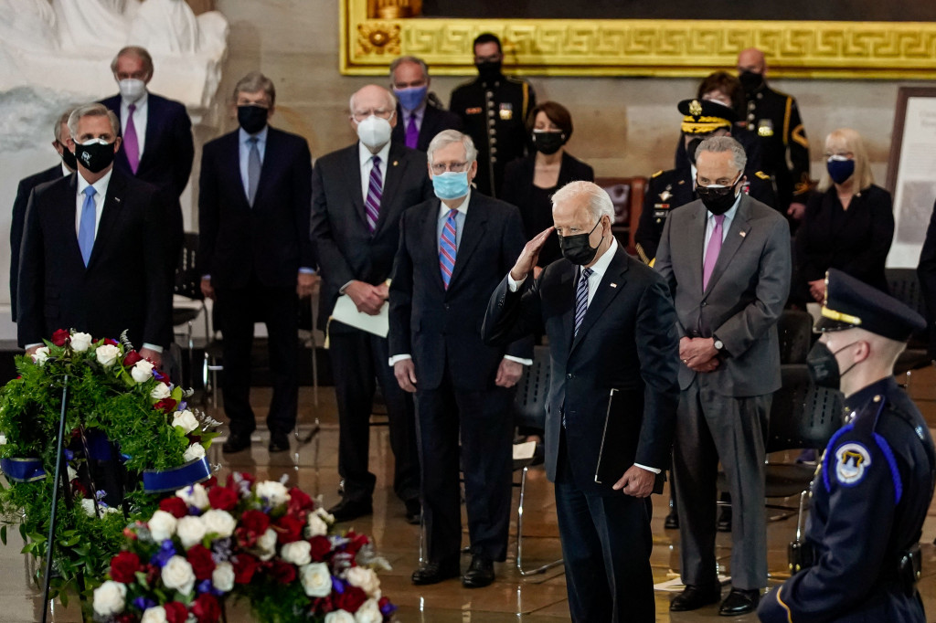 Momen Joe Biden Pimpin Penghormatan Terakhir Polisi AS Billy