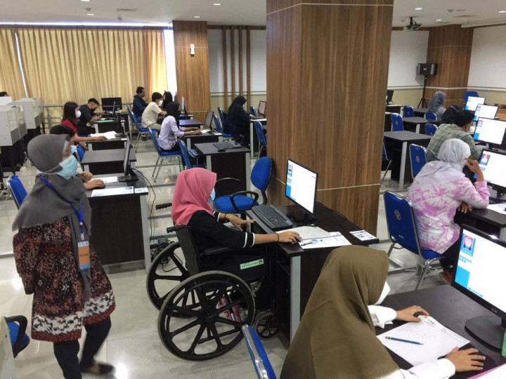 Pascakecelakaan, Peserta UTBK Ini Terpaksa Ujian Pakai Kursi Roda