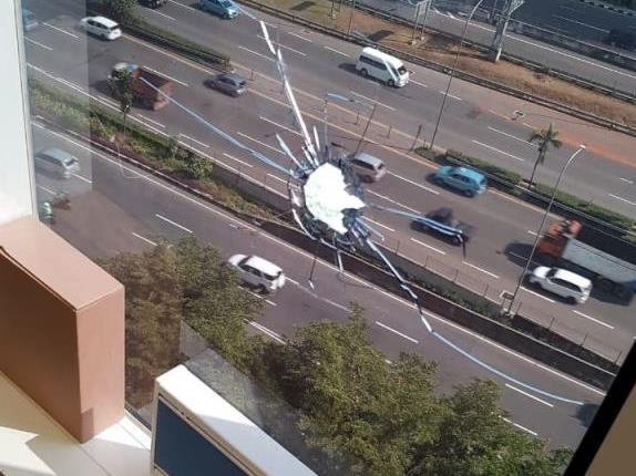 Peluru Nyasar Tembus Kaca Gedung di TB Simatupang