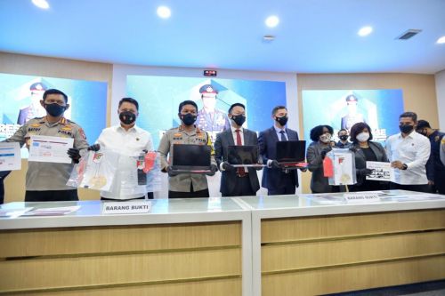 Populer Daerah, 2 WNI Bobol Bantuan Covid-19 Amerika Hingga Tujuh Kendaraan Tabrakan di Sitinjau Lauik