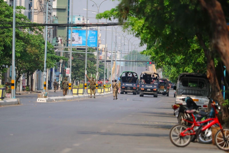Polisi Myanmar di Kota Mandalay berhadapan dengan para pendemo penentang kudeta. Foto: RFA