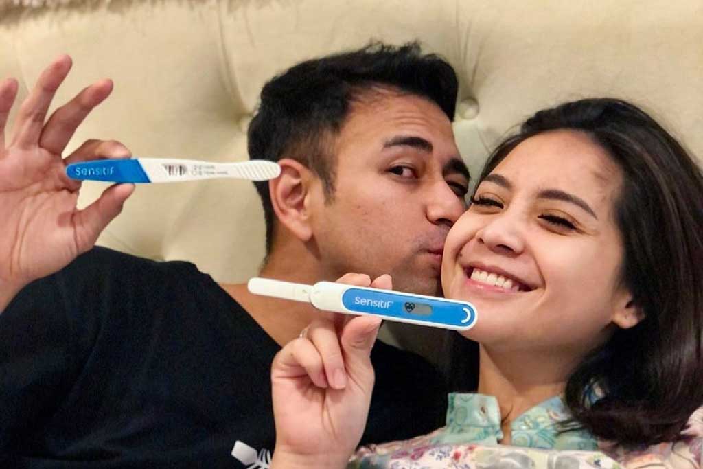 Raffi Ahmad dan Nagita Slavina memamerkan hasil tes kehamilan (Foto: Instagram)
