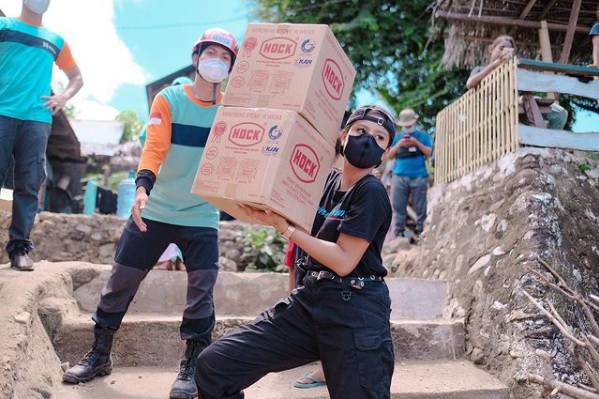 Keren, Jadi Relawan Bencana NTT, Awkarin Banjir Pujian dari Netizen