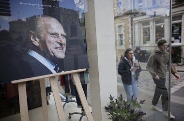 Pangeran Philip akan Dibawa di Mobil yang Dimodifikasi Dirinya