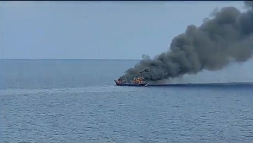 Kapal Nelayan Terbakar di Laut Jawa