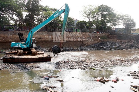 Endapan Lumpur di Enam Kali dan Sungai di Jakpus Dikeruk