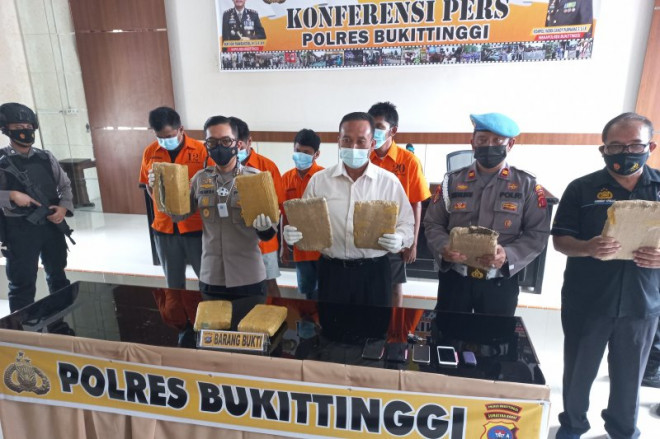  Polres Bukittinggi berhasil menangkap empat orang tersangka diduga pengedar narkoba jenis ganja di dalam Lapas Biaro. (Antara/Alfatah)