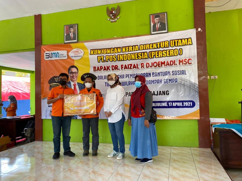 PT Pos Indonesia (Persero) memberikan bantuan kepada masyarakat korban bencana gempa di Kabupaten Lumajang, Jawa Timur, pada Sabtu, 17 April 2021 (Foto:Dok.Renjana Pictures/Febri)