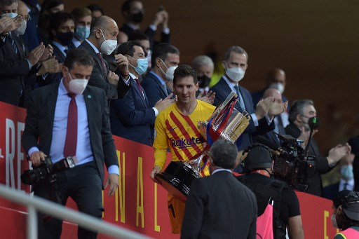 Lionel Messi berpose dengan trofi Copa del Rey. (CRISTINA QUICLER / AFP)