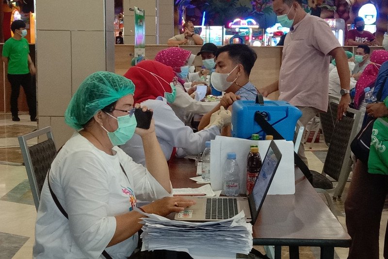 Ilustrasi - Pelaksanaan vaksinasi massal bagi mitra Grab Indonesia (pelayan jasa transportasi) sebagai petugas publik di Kota Makassar. ANTARA/Nur Suhra Wardyah