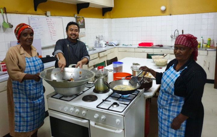 Sukacita Ibu-Ibu Ethiopia Memasak untuk Masyarakat Indonesia saat Ramadan