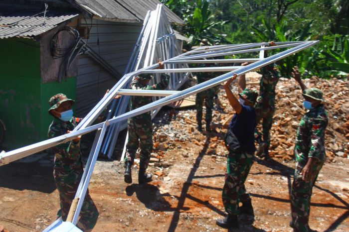 Sejumlah anggota TNI dikerahkan membangun rumah korban gemba di Jogomulyan, Kabupaten Malang, Jawa Timur.  (Foto: ANTARA/Ari Bowo Sucipto)