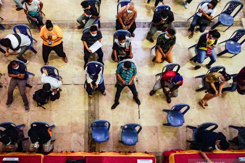 Pelaksanaan vaksinasi di Kantor Gubernur Papua di Jayapura. (Foto: ANTARA/Indrayadi TH)