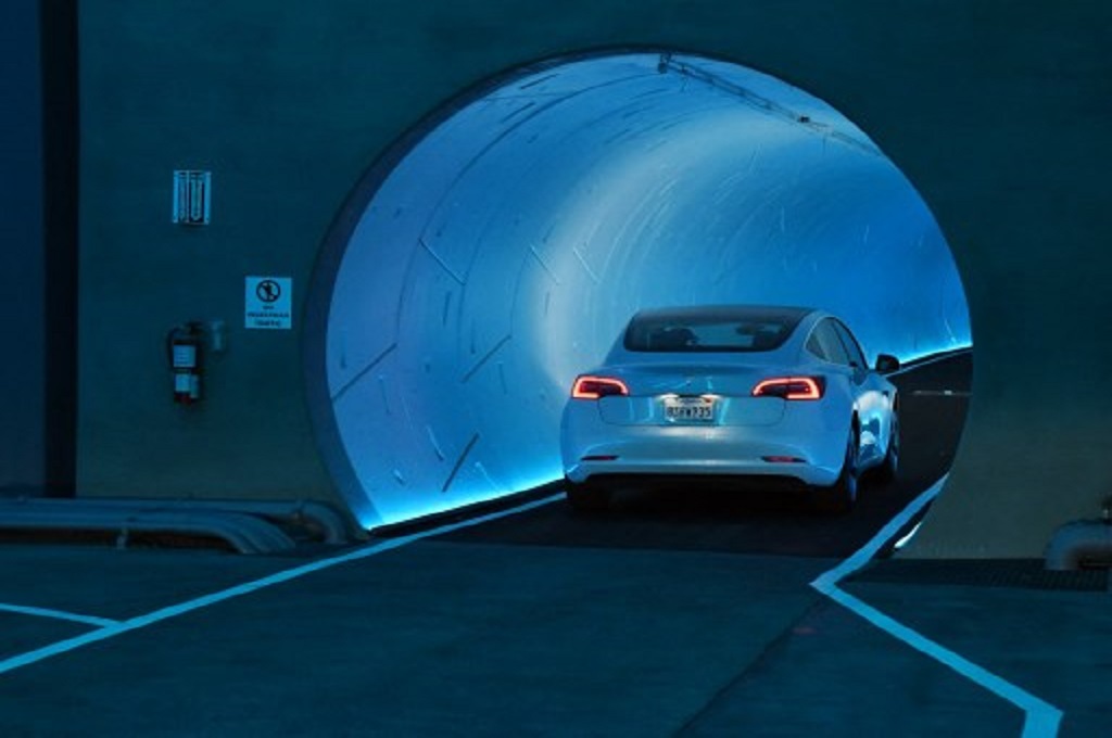 Mobil Tesla melaju menuju terowongan dalam sebuah penampilan di Las Vegas pada 9 April 2021. (Ethan Miller / Getty / AFP)