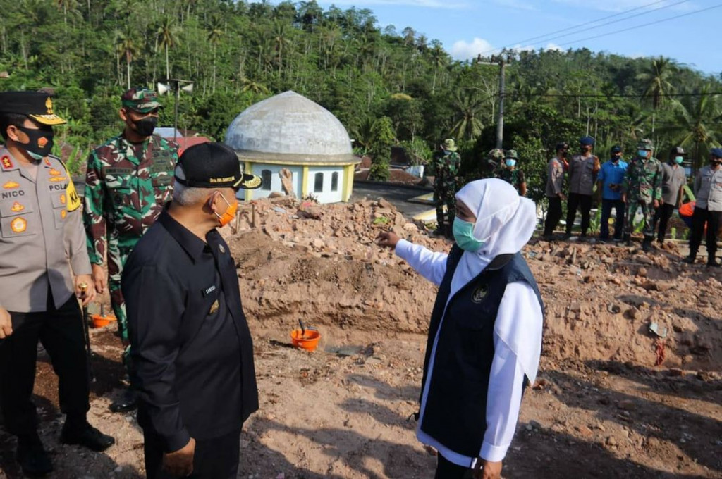 Bupati Malang, M Sanusi, dan Gubernur Jawa Timur, Khofifah Indar Parawansa, meninjau kondisi pasca gempa di Desa Jogomulyan, Kecamatan Tirtoyudo, Kabupaten Malang, Sabtu 17 April 2021. (Foto: Humas Pemkab Malang)