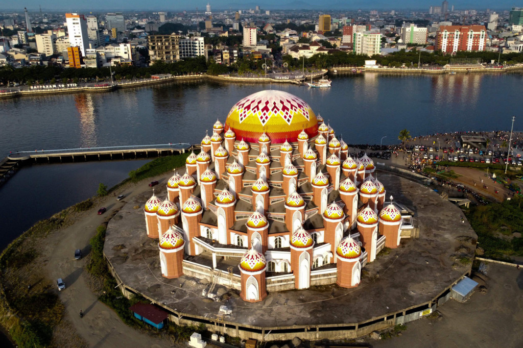 Potret Megahnya Masjid 99 Kubah di Makassar