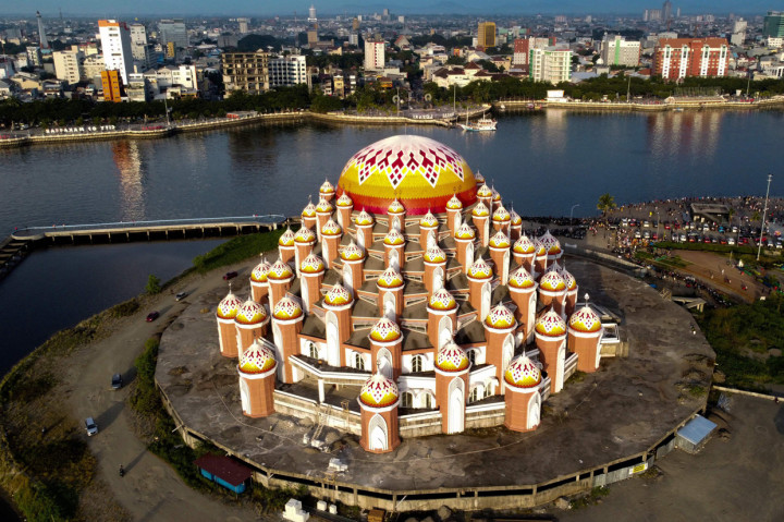 Potret Megahnya Masjid 99 Kubah di Makassar
