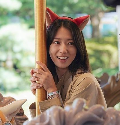 Park Shin Hye saat memakai jam tangan Olivia Burton Mini Dial Collection. (Foto: Dok. Instagram/@kdramanews.id)