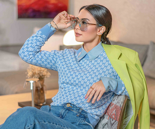 Sweatshirt dengan warna biru pastel dari Benang Jarum Anniversary Collection sangat trendi dipadukan dengan blazer hijau lime. (Foto: Dok. Benang Jarum)