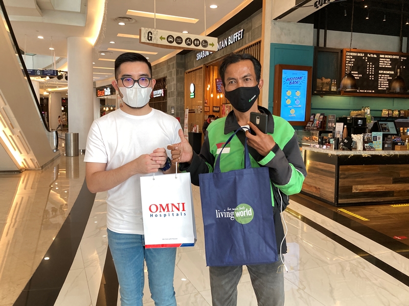 Living World Alam Sutera memberikan healthy kit kepada para pengemudi ojol (Foto:Dok.Living World)
