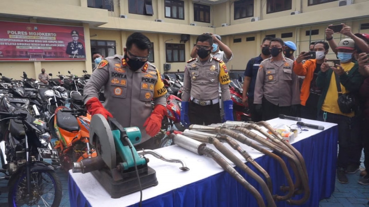 Puluhan Knalpot Bising di Mojokerto Dimusnahkan