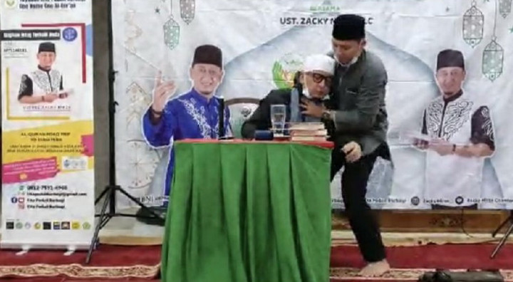 Buat Istri Khawatir, Ini Penyebab Ustaz Zacky Mirza Pingsan saat Ceramah