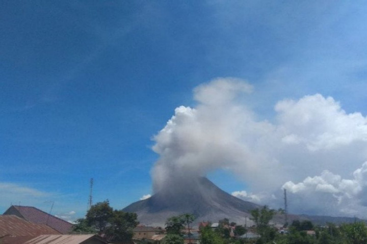 Populer Daerah, Gunung Sinabung Erupsi Hingga Api Abadi Mrapen Dicoba Dihidupkan Kembali