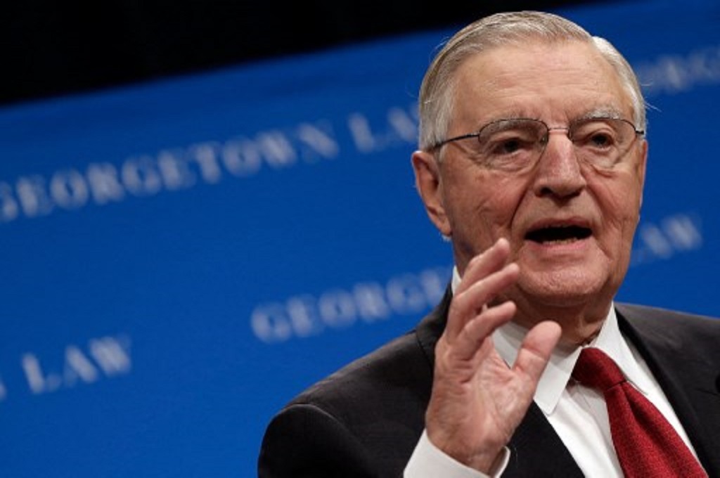 Mantan Wapres AS Walter Mondale berbicara di Georgetown University Law Center pada 24 September 2013. (WIN MCNAMEE / GETTY / AFP)