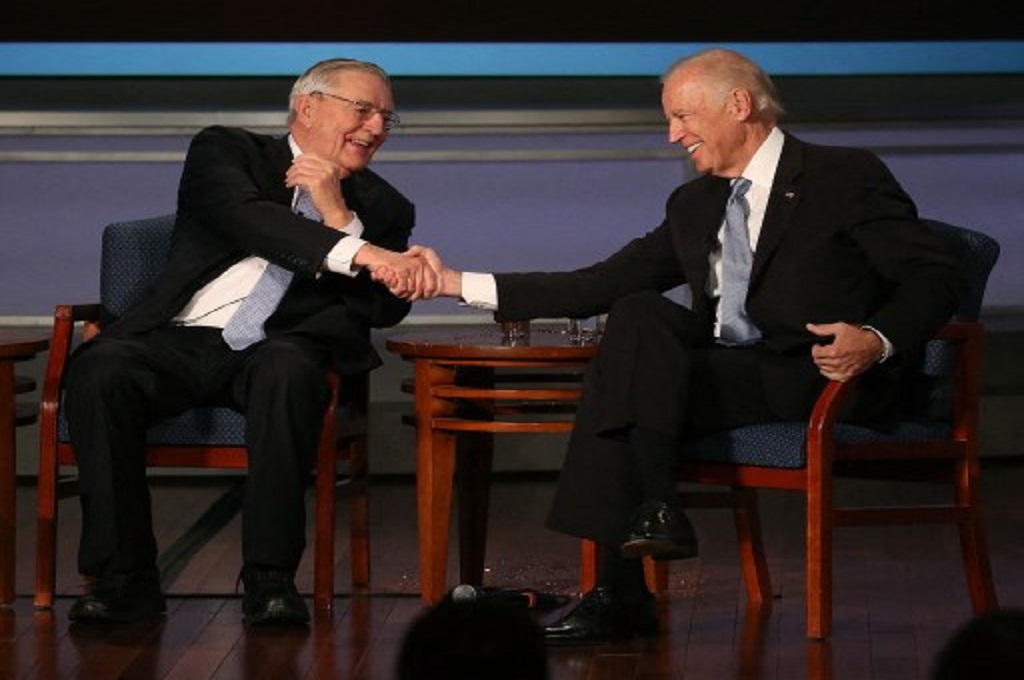 Joe Biden (kanan) berjabat tangan dengan Walter Mondale di George Washington University pada 20 Oktober 2015. (MARK WILSON / GETTY / AFP)