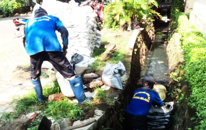 Cegah Banjir, Normalisasi Saluran Air di Jalan Tebet Raya Dikebut