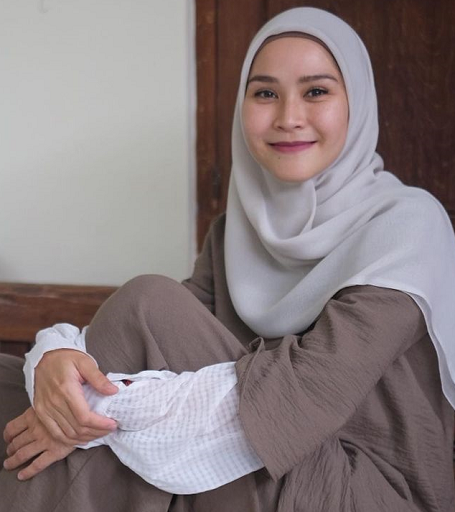 Abu-abu adalah warna favoritnya, maka tak heran jika Zaskia selalu mengenakan warna ini diberbagai OOTD-nya. (Foto: Dok. Instagram/@@zaskiadyamecca)