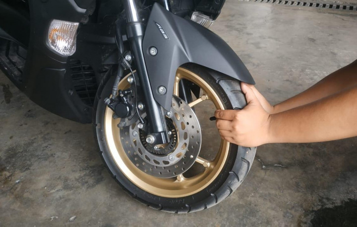 Meminimalisir Kecelakaan Di Jalan dengan Cek Tekanan Angin Ban Motor