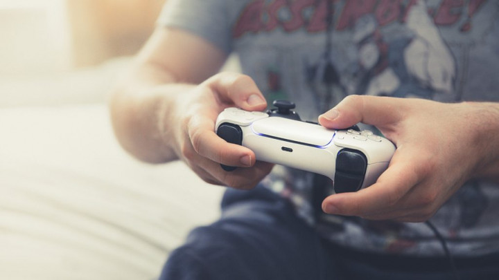 Pria Ini Bawa PlayStation ke Rumah Sakit Jelang Istri Melahirkan