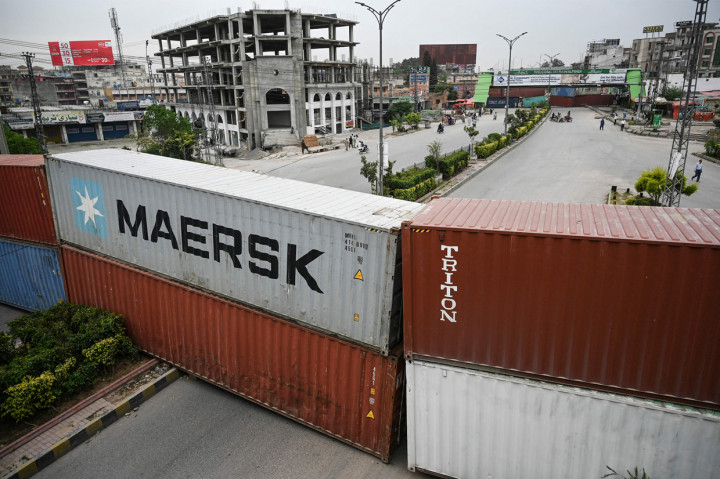 Foto: Bentrokan di Pakistan, Polisi Blokade Jalan Pakai Peti Kemas