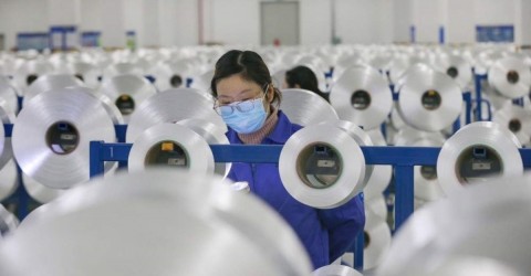 Pelaku Industri tekstil. Foto : AFP.