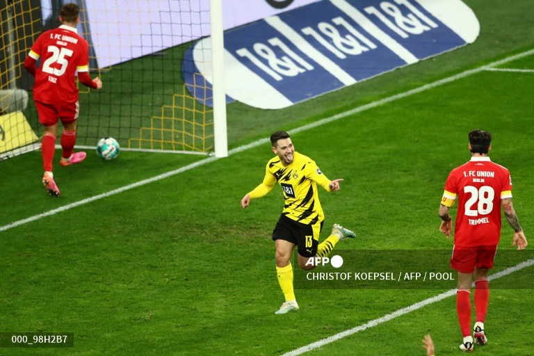 Bek Borussia Dortmund, Raphael Guerreiro, merayakan golnya ke gawang Union Berlin (AFP/Christof Koepsel)