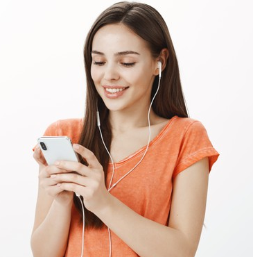 Para pengguna bisa mendapatkan fasilitas seperti mendengar podcast dengan bebas iklan, atau konten eksklusif dari pembuatnya. (Foto: Ilustrasi. Dok. Freepik.com)