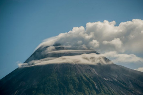 Gunung merapi erupsi muntahkan awan panas sejauh 2.000 meter