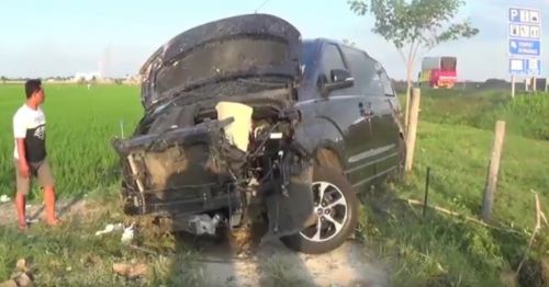 Kondisi minibus yang ringsek usai menabrak pembatas jalan tol Ngawi (Foto / Metro TV)