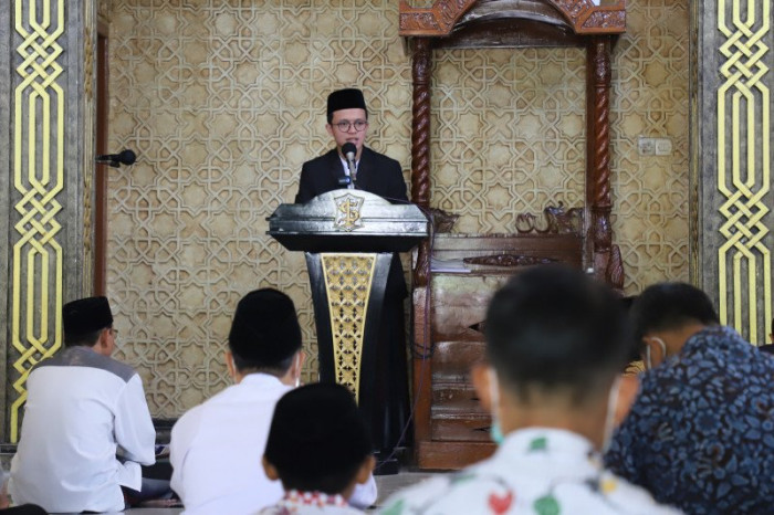 Pelajar Smp Jadi Khotib Dan Imam Salat Jumat Di Masjid Surabaya