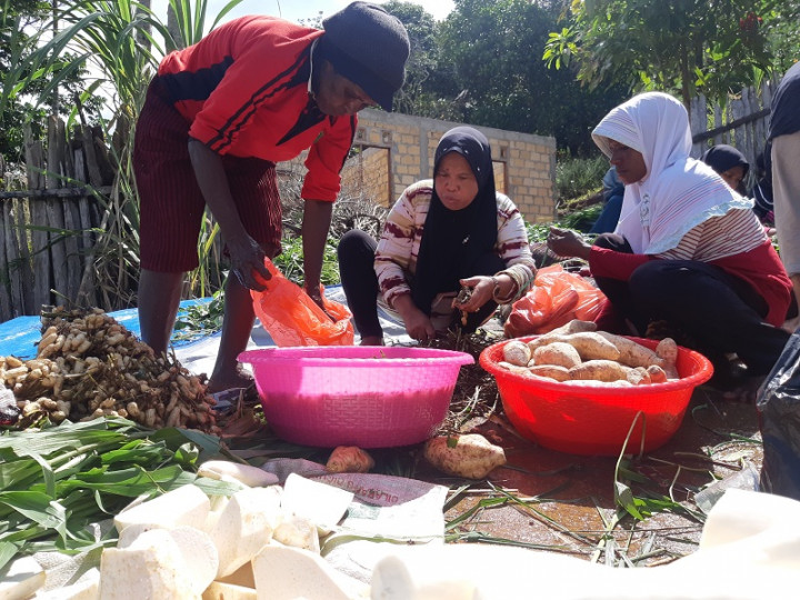 Tradisi Bakar Batu ala Muslim Papua Saat Ramadan