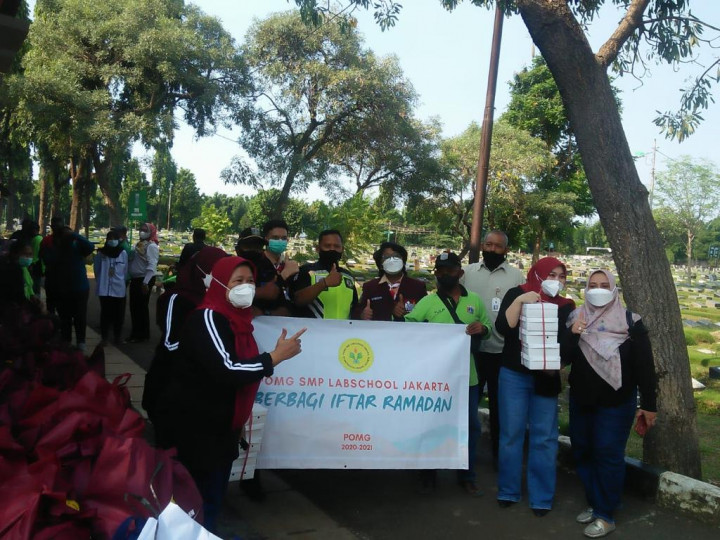 Ajarkan Siswa Nikmat Berbagi Hingga ke Bantar Gebang