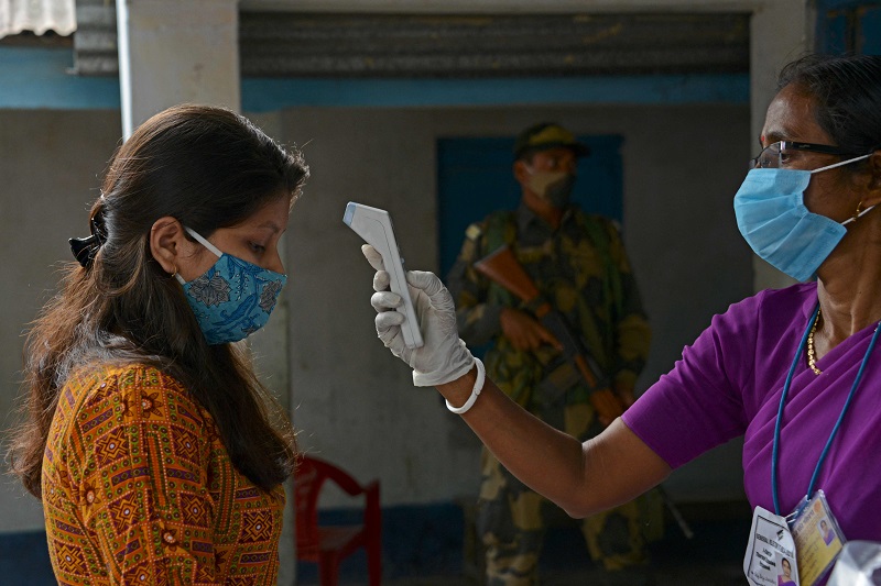 Ilustrasi--Warga India dicek suhu tubuh. (Foto: AFP/DIPTENDU DUTTA)